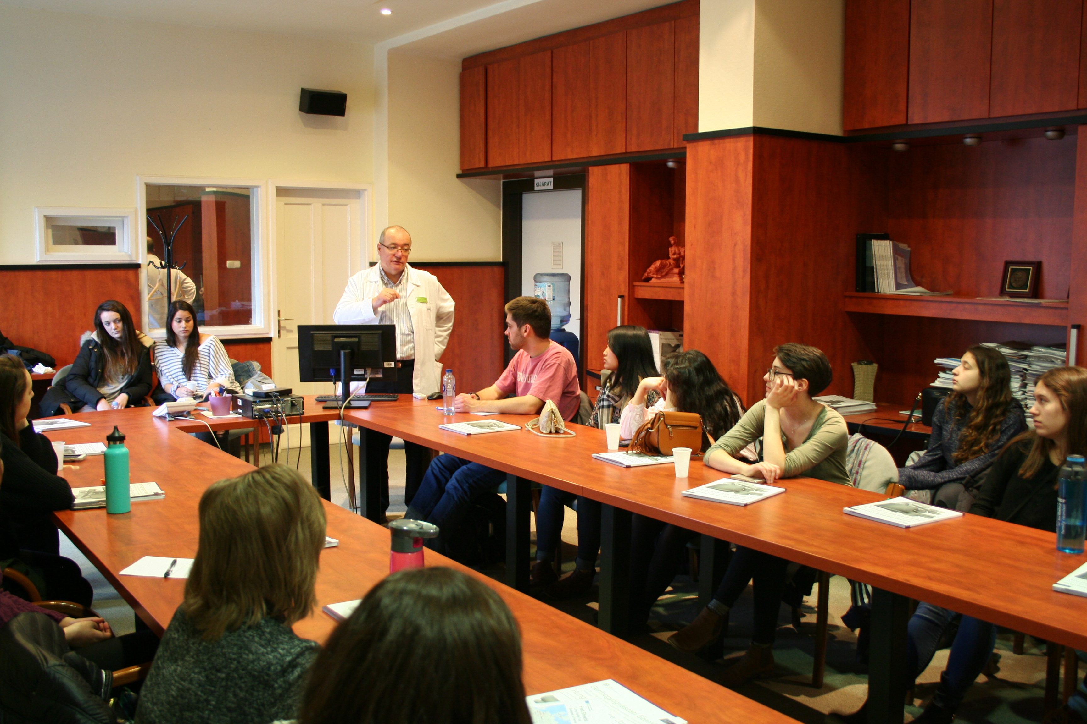 Amerikai egyetemisták dr. Jakab Gábor előadásán. 